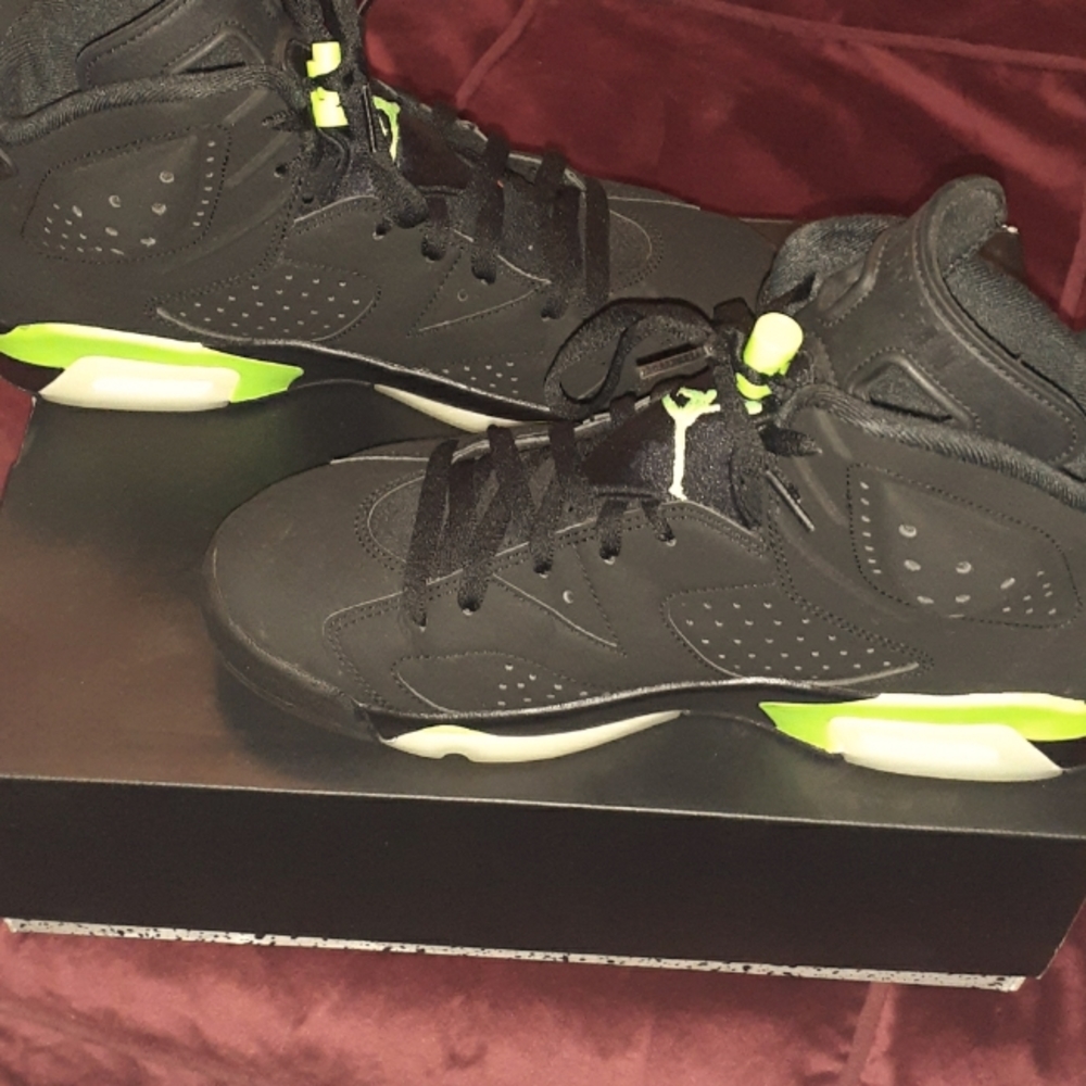 Air Jordan 6 Retro | 9 | Black, Electric Green - Picture 1 of 10
